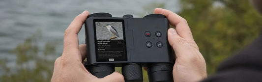 Binoculars with a camera for bird watching: Solvia showing an AI bird identification result